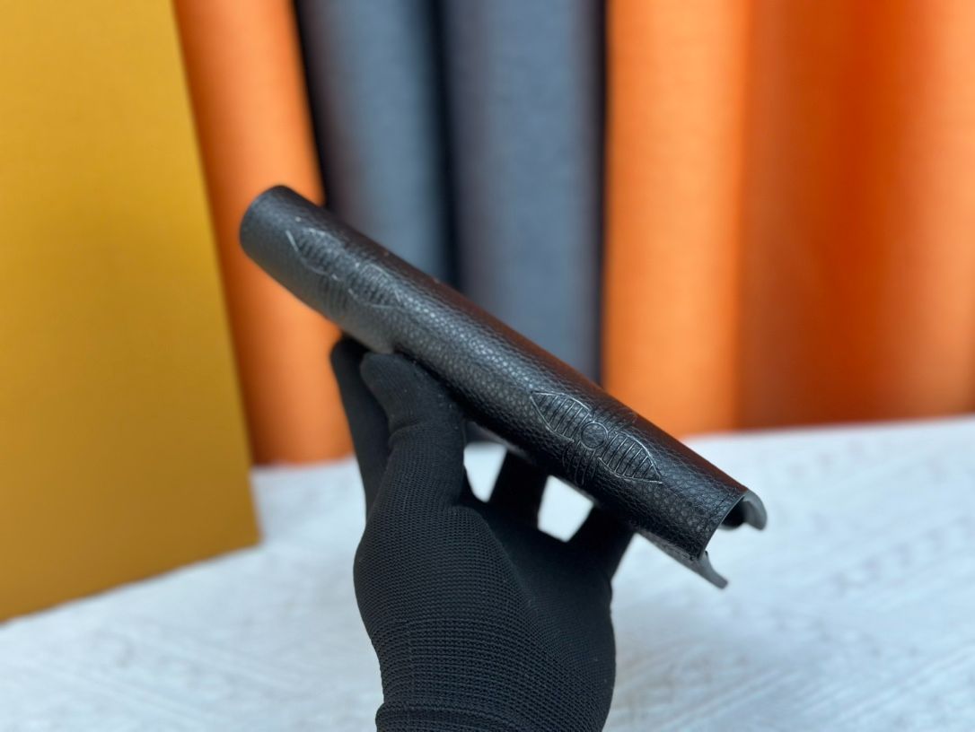 LVルイ・ヴィトン／財布／エンボスでアルファベットと大胆なフロントを織り交ぜて刻み込む。コインやカード、紙幣などの持ち物を収納できるおしゃれなメンズアイテム[本日特価|新品未使用品]
