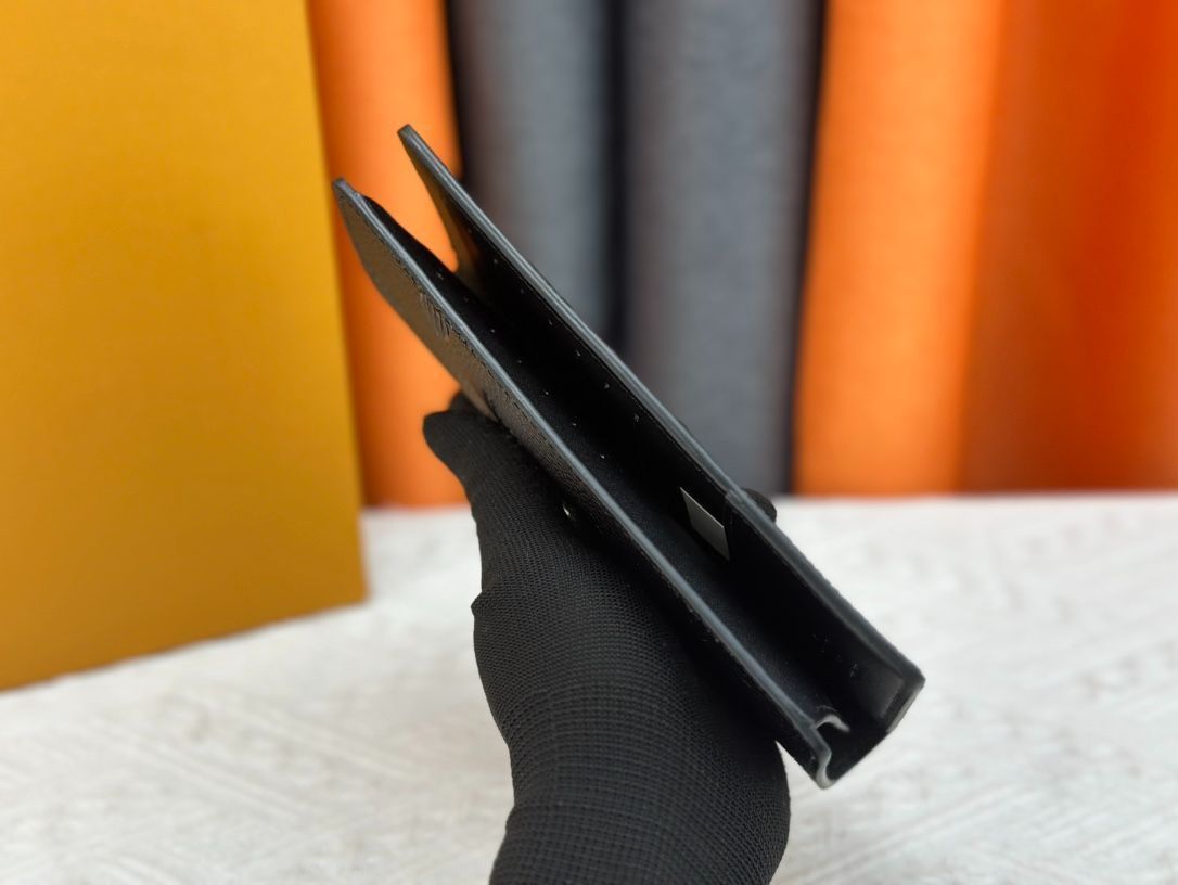 LVルイ・ヴィトン／財布／エンボスでアルファベットと大胆なフロントを織り交ぜて刻み込む。コインやカード、紙幣などの持ち物を収納できるおしゃれなメンズアイテム[本日特価|新品未使用品]