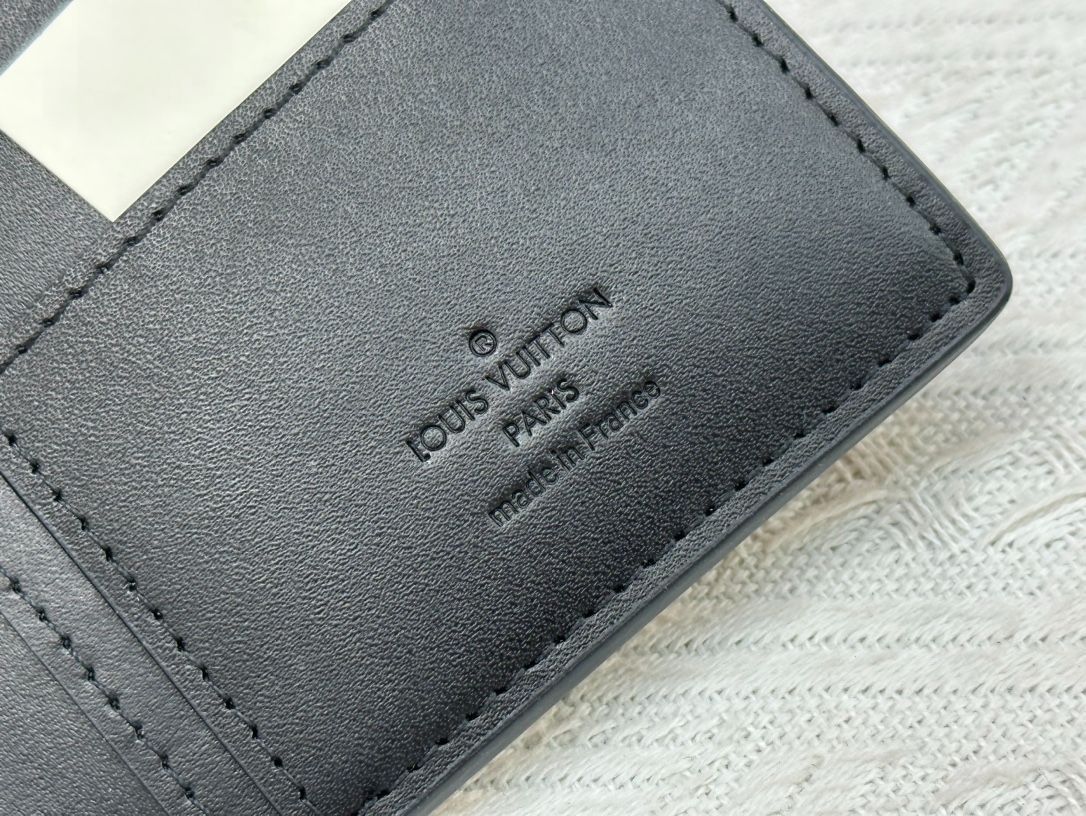 LVルイ・ヴィトン／財布／エンボスでアルファベットと大胆なフロントを織り交ぜて刻み込む。コインやカード、紙幣などの持ち物を収納できるおしゃれなメンズアイテム[本日特価|新品未使用品]