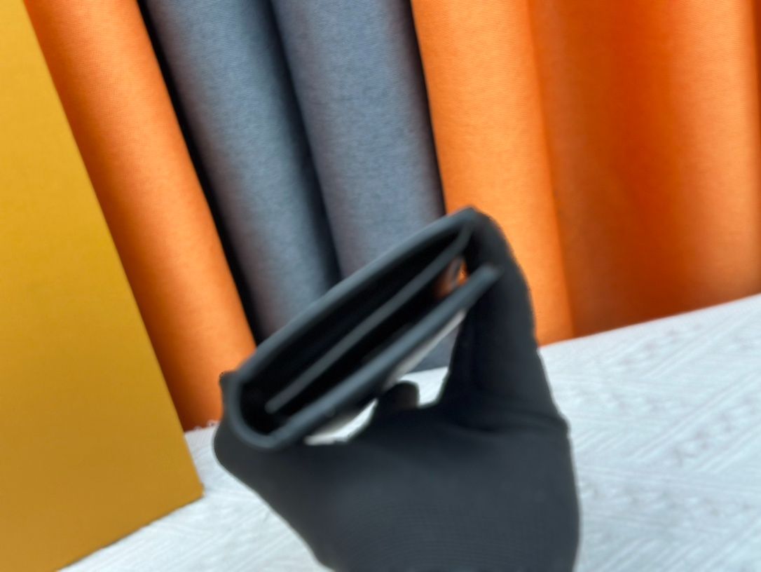 LVルイ・ヴィトン／財布／エンボスでアルファベットと大胆なフロントを織り交ぜて刻み込む。コインやカード、紙幣などの持ち物を収納できるおしゃれなメンズアイテム[本日特価|新品未使用品]