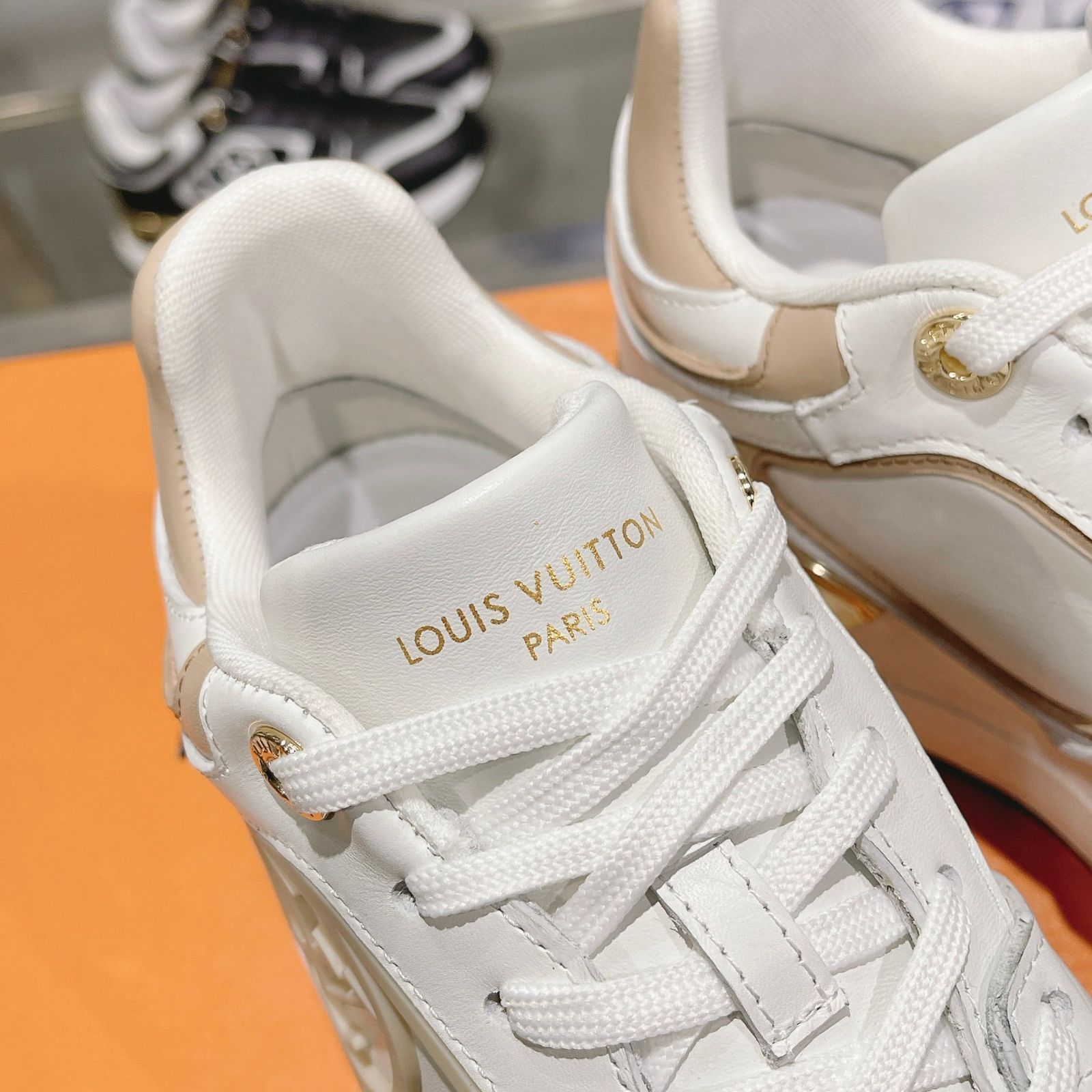 Louis Vuitton Neo Run Away 女性のロートップカジュアルシューズ