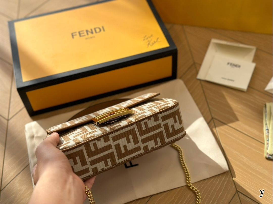 【本日限定特価】フェンディ バゲット ミディアムサイズ 21×11cm レザーバージョン チャーム付き[本日特価|新品未使用品]