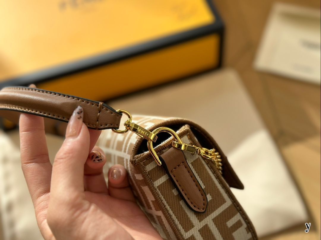 【本日限定特価】フェンディ バゲット ミディアムサイズ 21×11cm レザーバージョン チャーム付き[本日特価|新品未使用品]