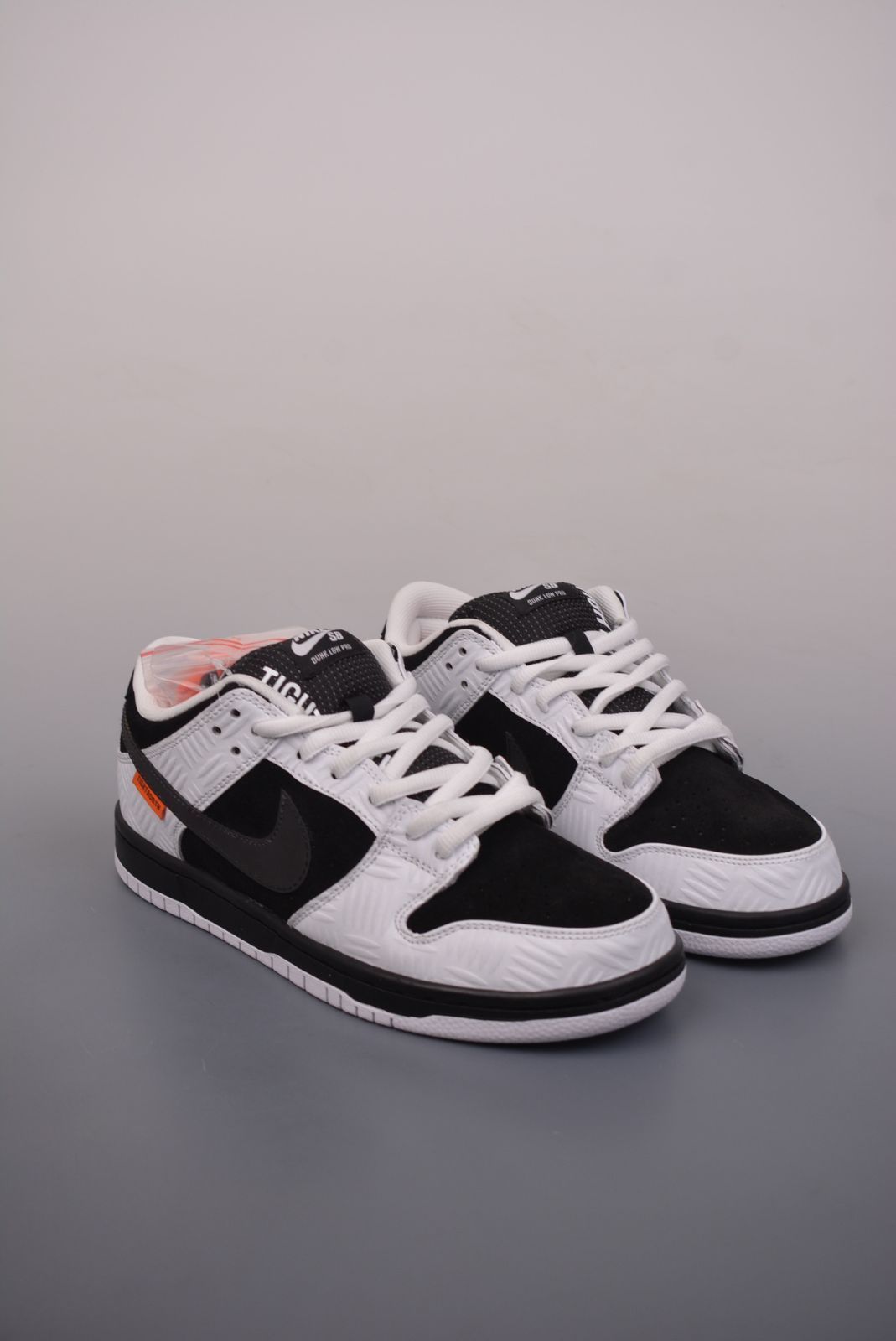 タイトブース × ナイキ SB ダンク ロー プロ QS ブラック アンド ホワイトFD2629-100 タイトブース × ナイキ SB ダンク ロー プロ QS ブラック アンド ホワイトFD2629-100