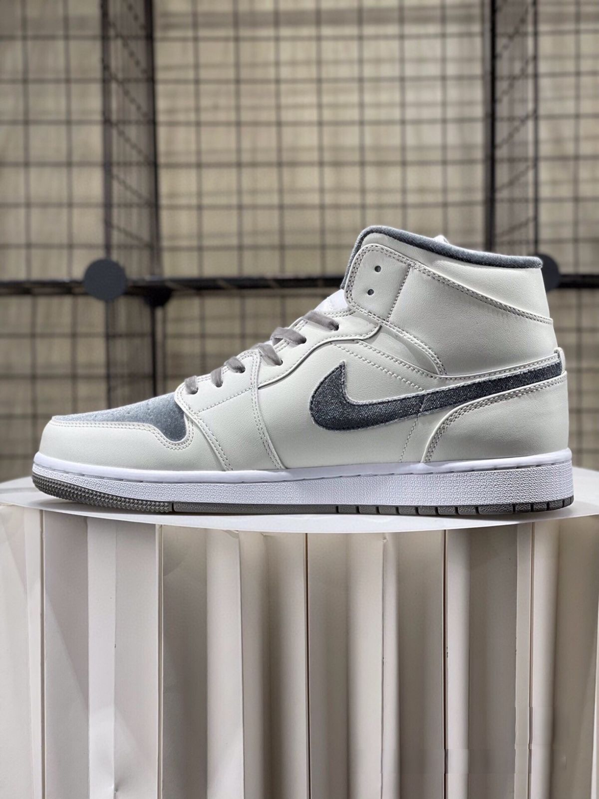 お値下げしました??即購入?? ナイキ スニーカー Air Jordan 1 Mid “Velvet Toe” 箱付