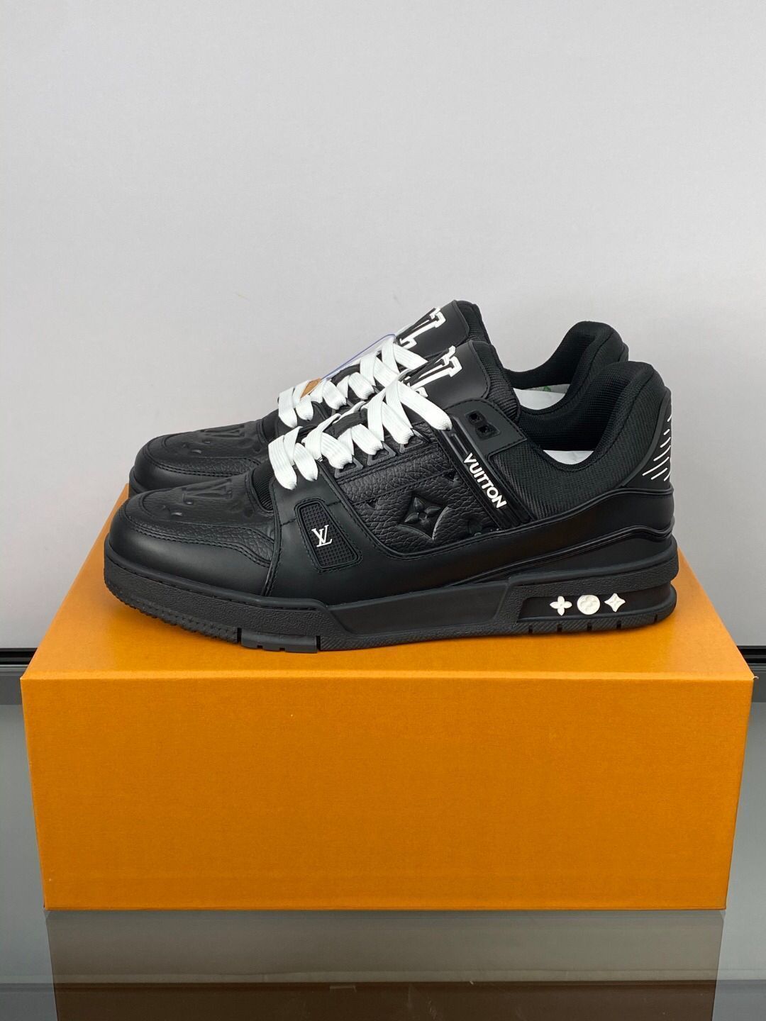 Louis Vuitton trainer 黒のメンズカジュアルスニーカー Louis Vuitton trainer 黒のメンズカジュアルスニーカー