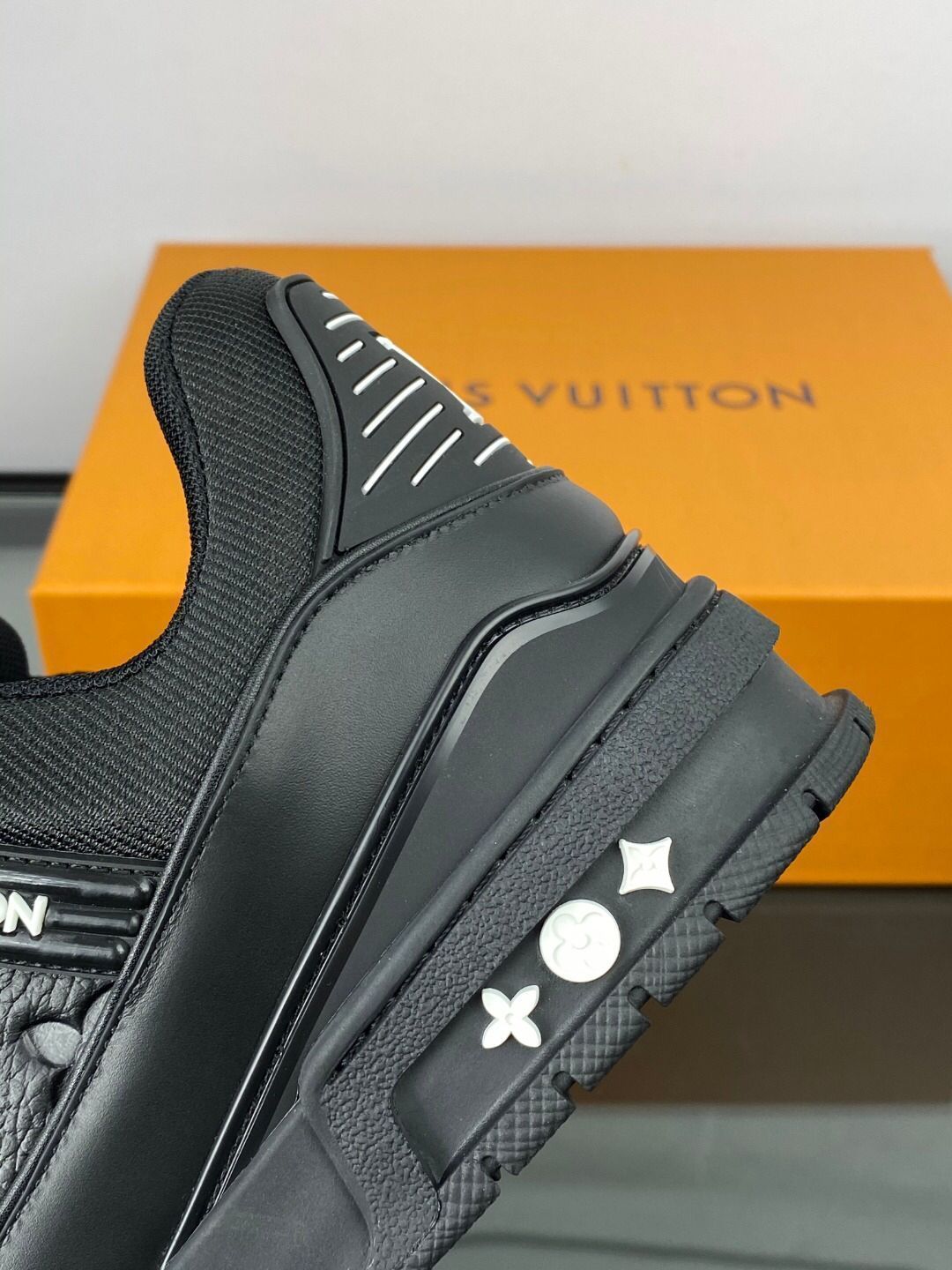 Louis Vuitton trainer 黒のメンズカジュアルスニーカー Louis Vuitton trainer 黒のメンズカジュアルスニーカー