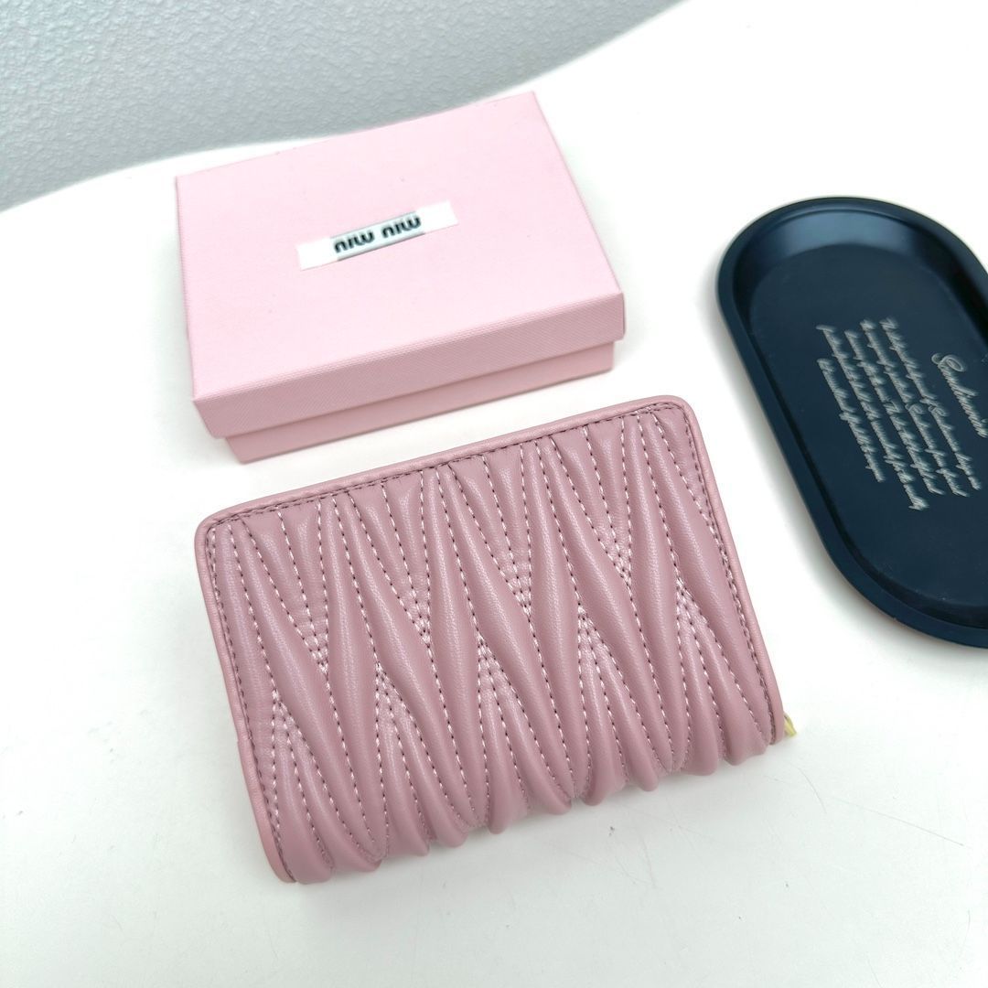 【今日特価】Miumiu 8357 ミニウォレット, ブラック＆ピンク, 高級ラムレザー使用, コンパクトで多機能なデザイン！[本日特価|新品未使用品]