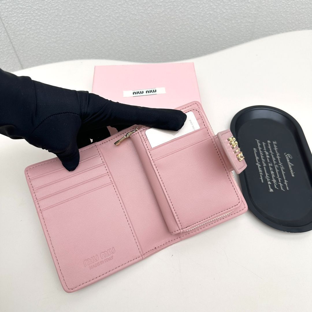 【今日特価】Miumiu 8357 ミニウォレット, ブラック＆ピンク, 高級ラムレザー使用, コンパクトで多機能なデザイン！[本日特価|新品未使用品]