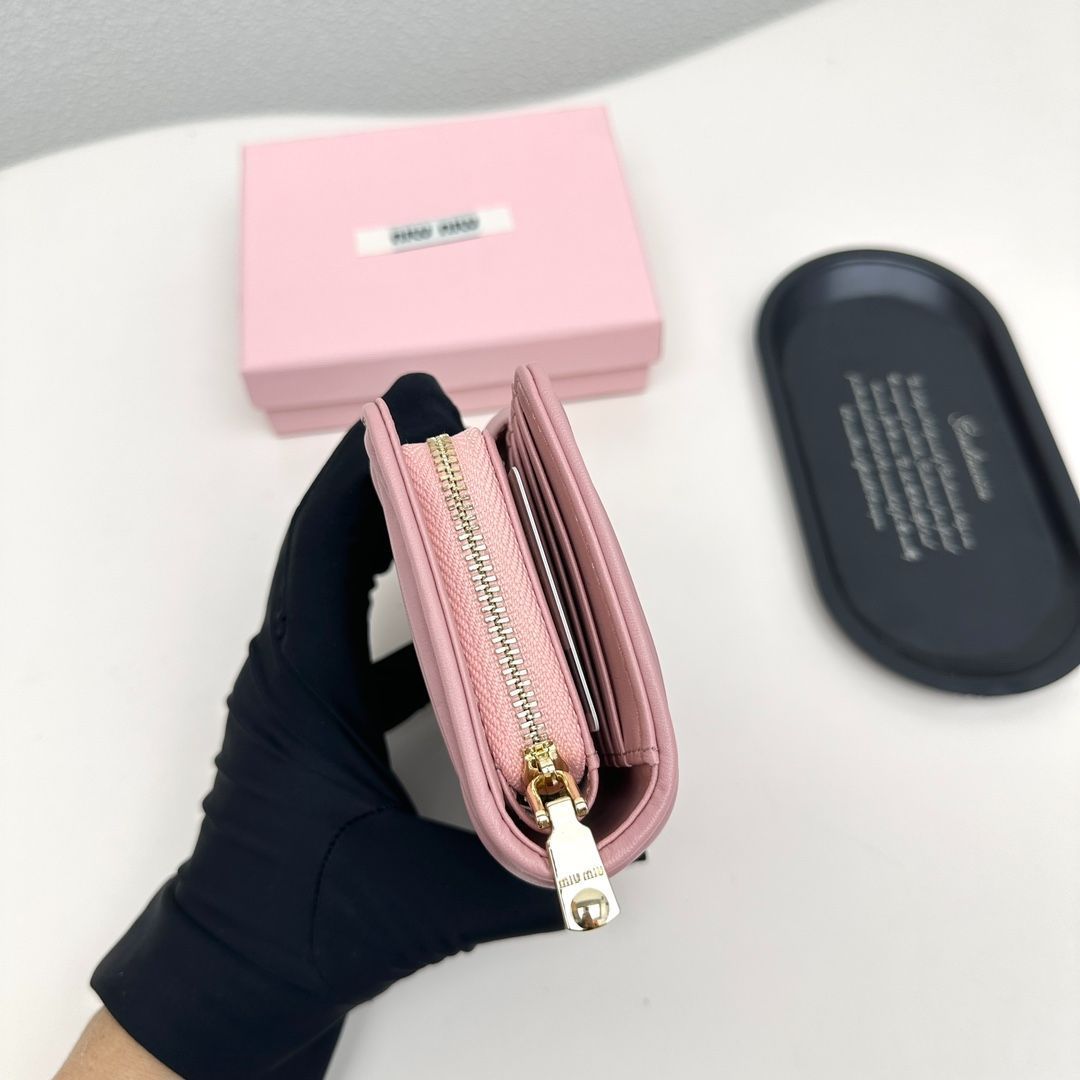 【今日特価】Miumiu 8357 ミニウォレット, ブラック＆ピンク, 高級ラムレザー使用, コンパクトで多機能なデザイン！[本日特価|新品未使用品]