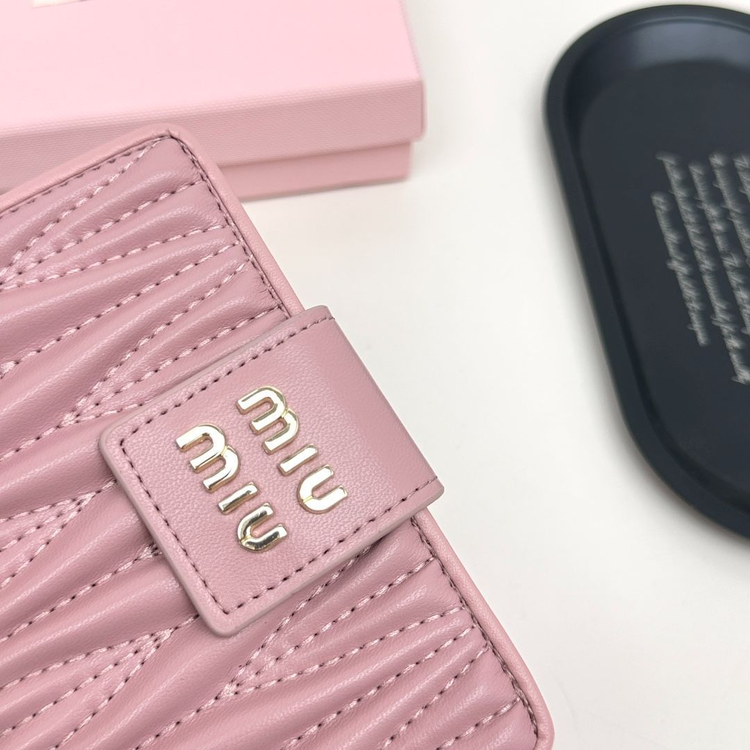 【今日特価】Miumiu 8357 ミニウォレット, ブラック＆ピンク, 高級ラムレザー使用, コンパクトで多機能なデザイン！[本日特価|新品未使用品]