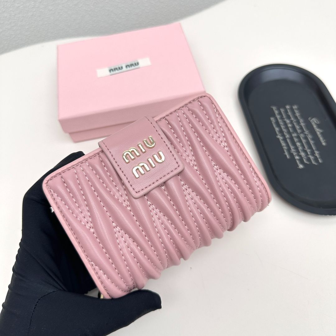 【今日特価】Miumiu 8357 ミニウォレット, ブラック＆ピンク, 高級ラムレザー使用, コンパクトで多機能なデザイン！[本日特価|新品未使用品]