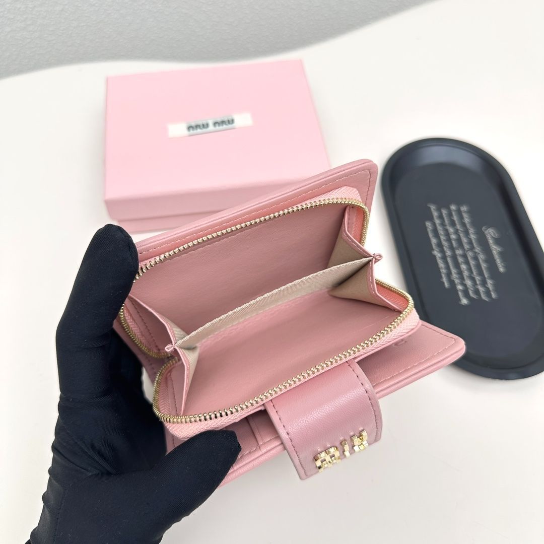 【今日特価】Miumiu 8357 ミニウォレット, ブラック＆ピンク, 高級ラムレザー使用, コンパクトで多機能なデザイン！[本日特価|新品未使用品]