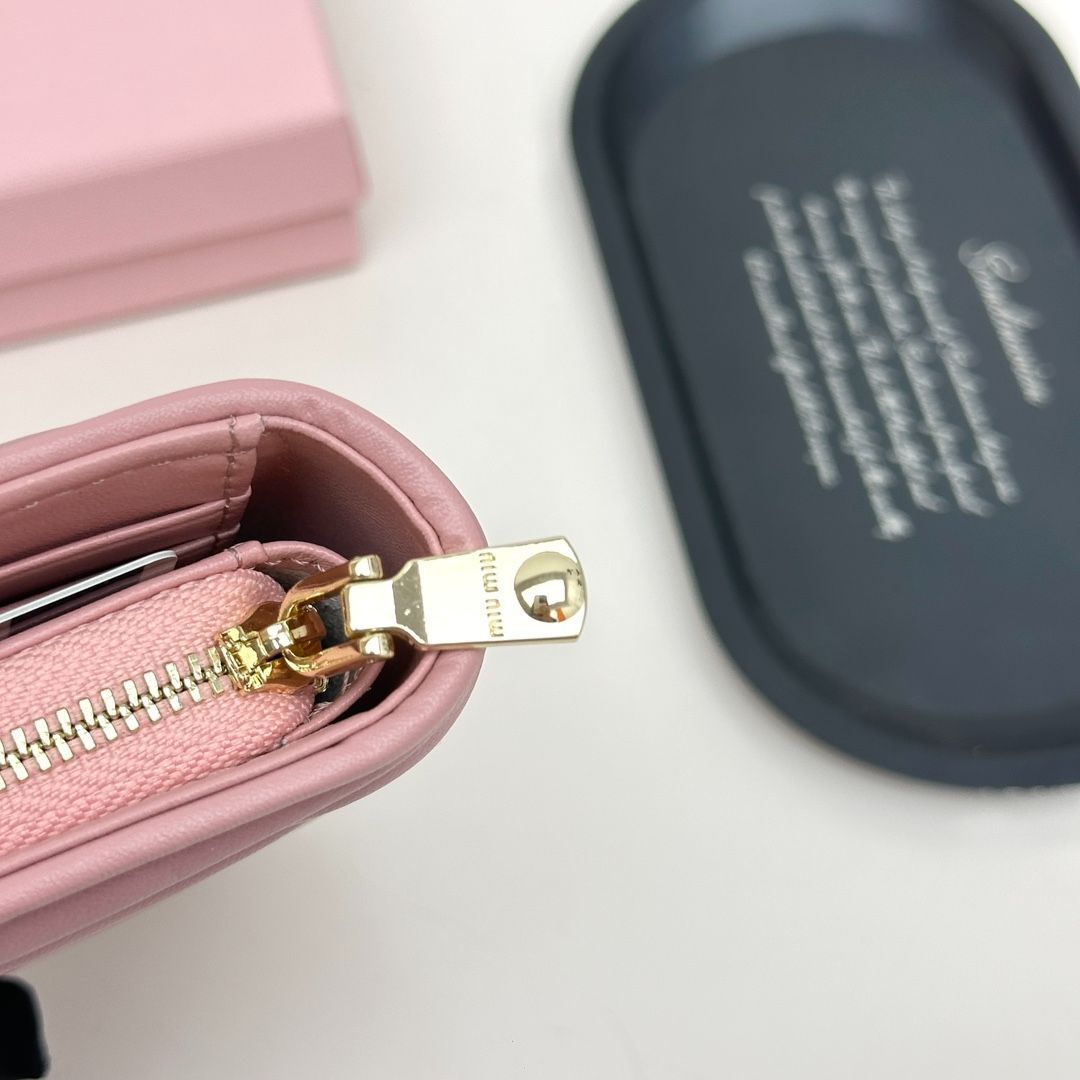 【今日特価】Miumiu 8357 ミニウォレット, ブラック＆ピンク, 高級ラムレザー使用, コンパクトで多機能なデザイン！[本日特価|新品未使用品]