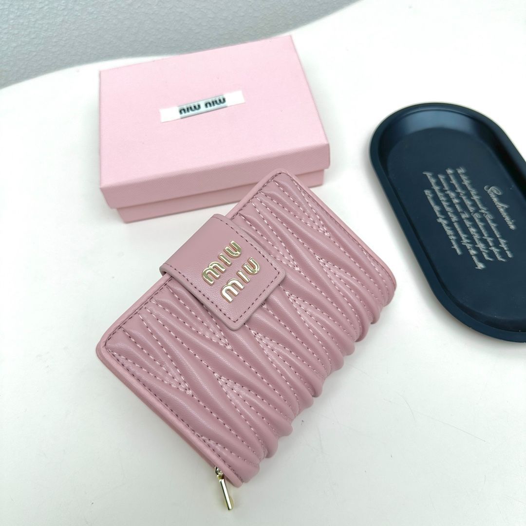 【今日特価】Miumiu 8357 ミニウォレット, ブラック＆ピンク, 高級ラムレザー使用, コンパクトで多機能なデザイン！[本日特価|新品未使用品]