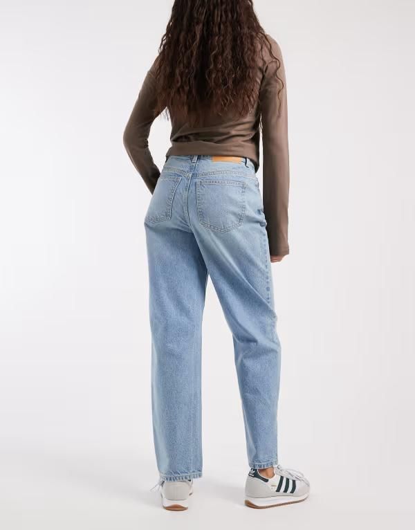 エイソス レディース ボトムス デニムパンツ ジーンズ ASOS DESIGN high rise relaxed mom jeans in mid BLUE ブルー
