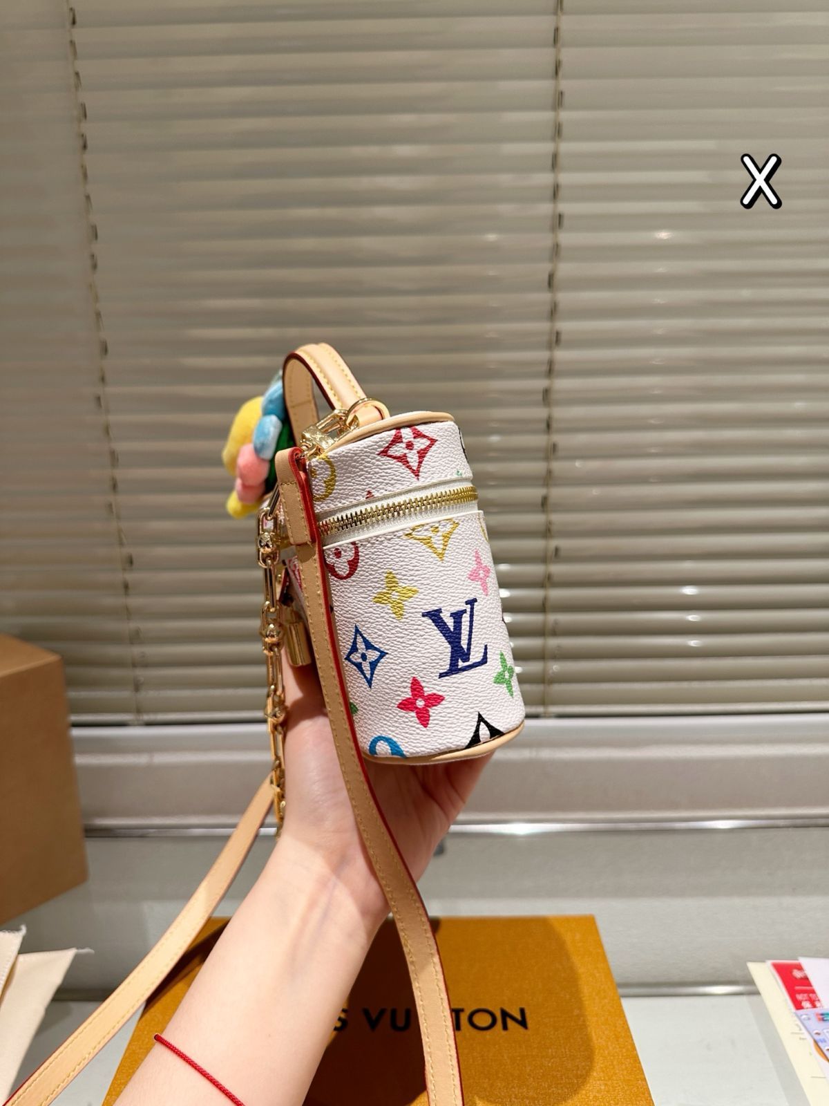 【今日特価】LV x Takashi Murakami White Multicolor Vanity Chain Pouch ルイ・ヴィトン 村上隆 白三彩 ヴァニティ チェーン ポーチ-WTO輸入3