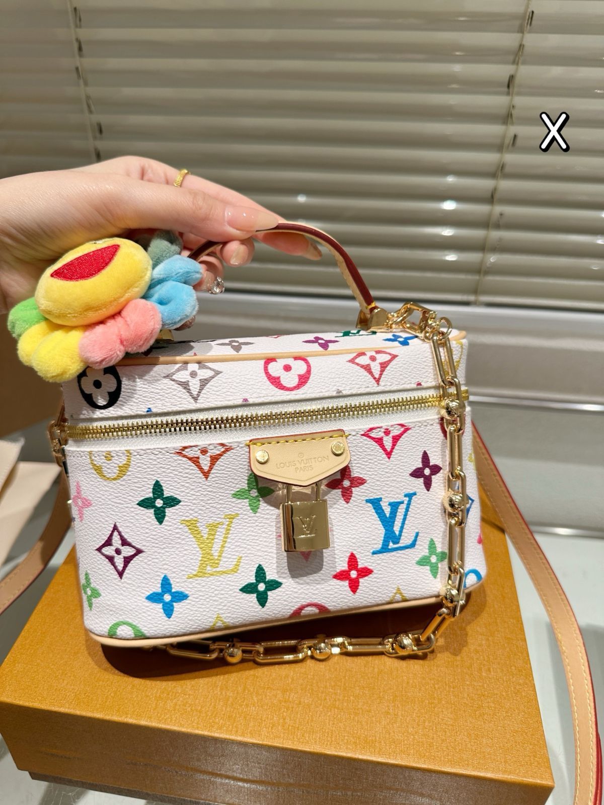【今日特価】LV x Takashi Murakami White Multicolor Vanity Chain Pouch ルイ・ヴィトン 村上隆 白三彩 ヴァニティ チェーン ポーチ-WTO輸入3