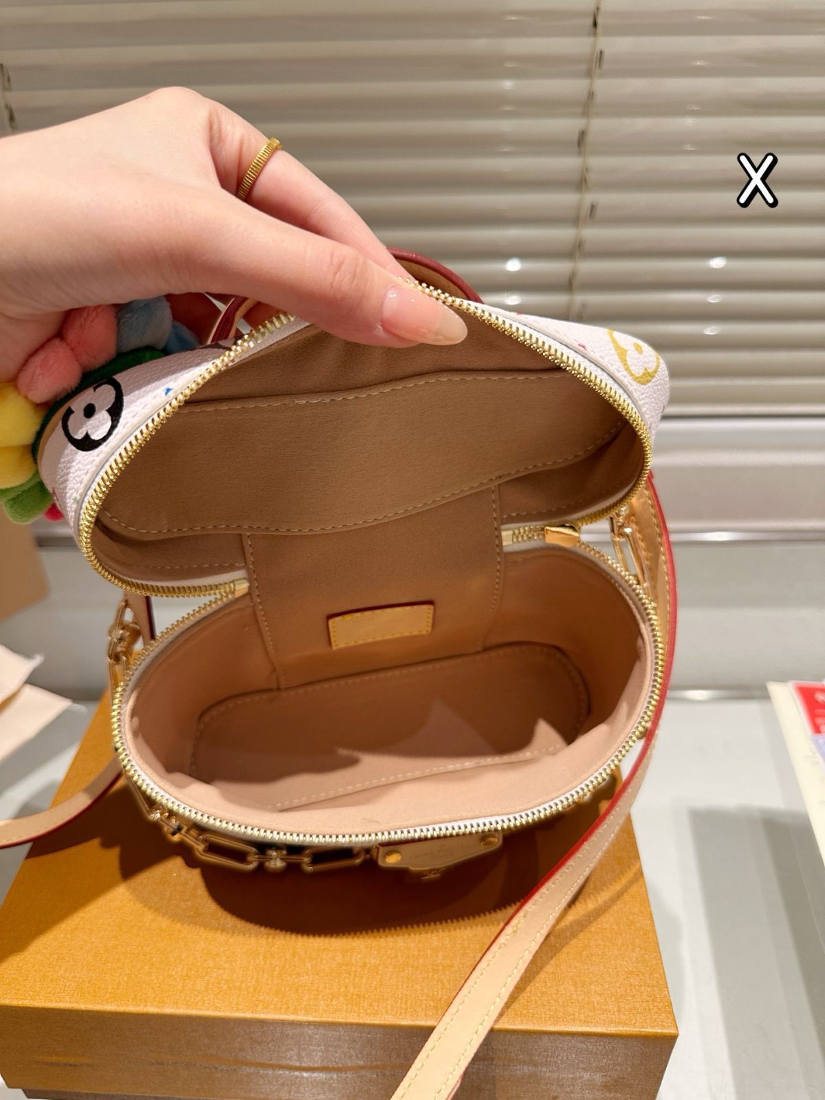 【今日特価】LV x Takashi Murakami White Multicolor Vanity Chain Pouch ルイ・ヴィトン 村上隆 白三彩 ヴァニティ チェーン ポーチ-WTO輸入3