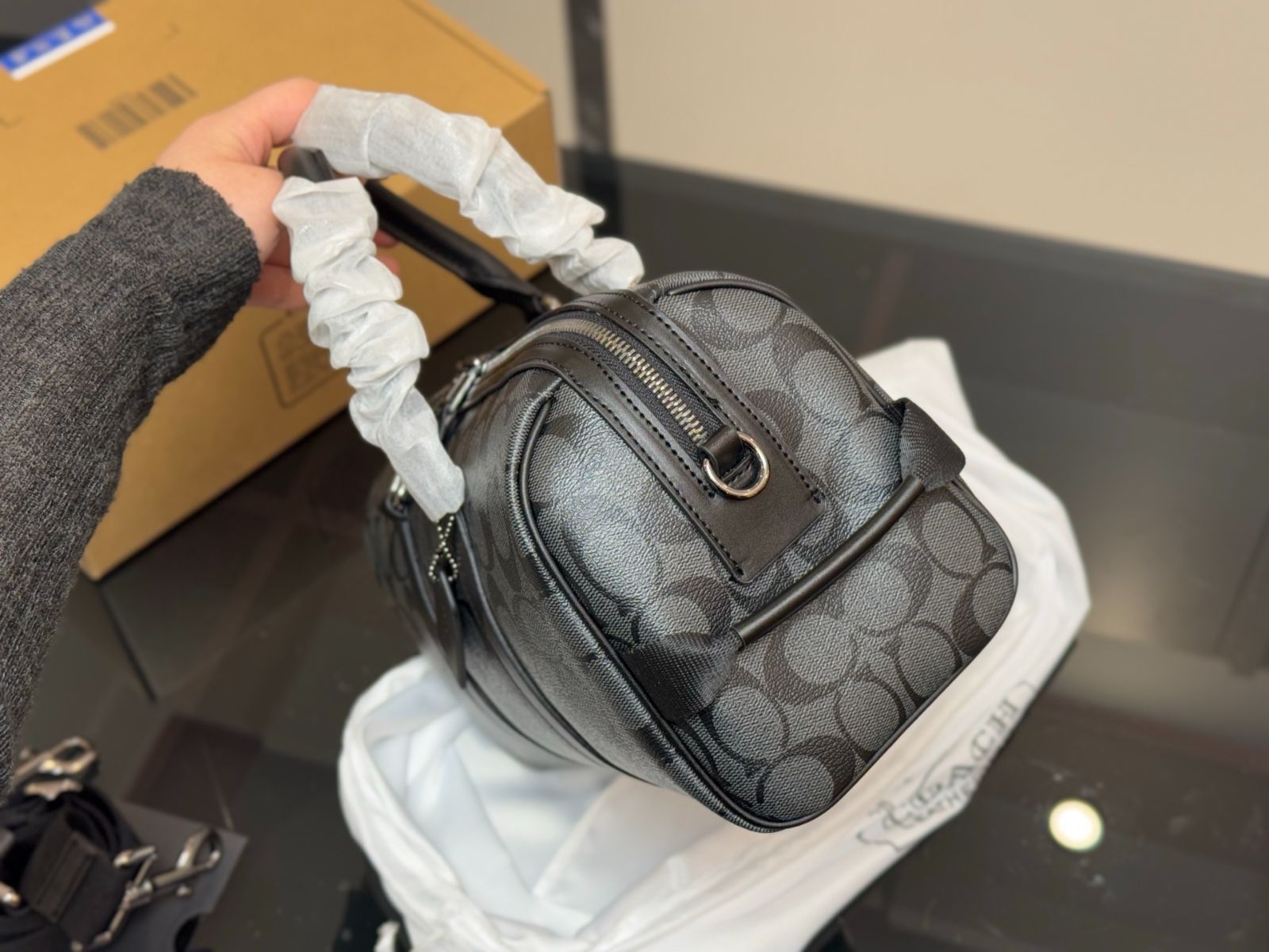 【今日特価】COACH Gotham ピローバッグ ブラックモノグラム-WTO輸入2