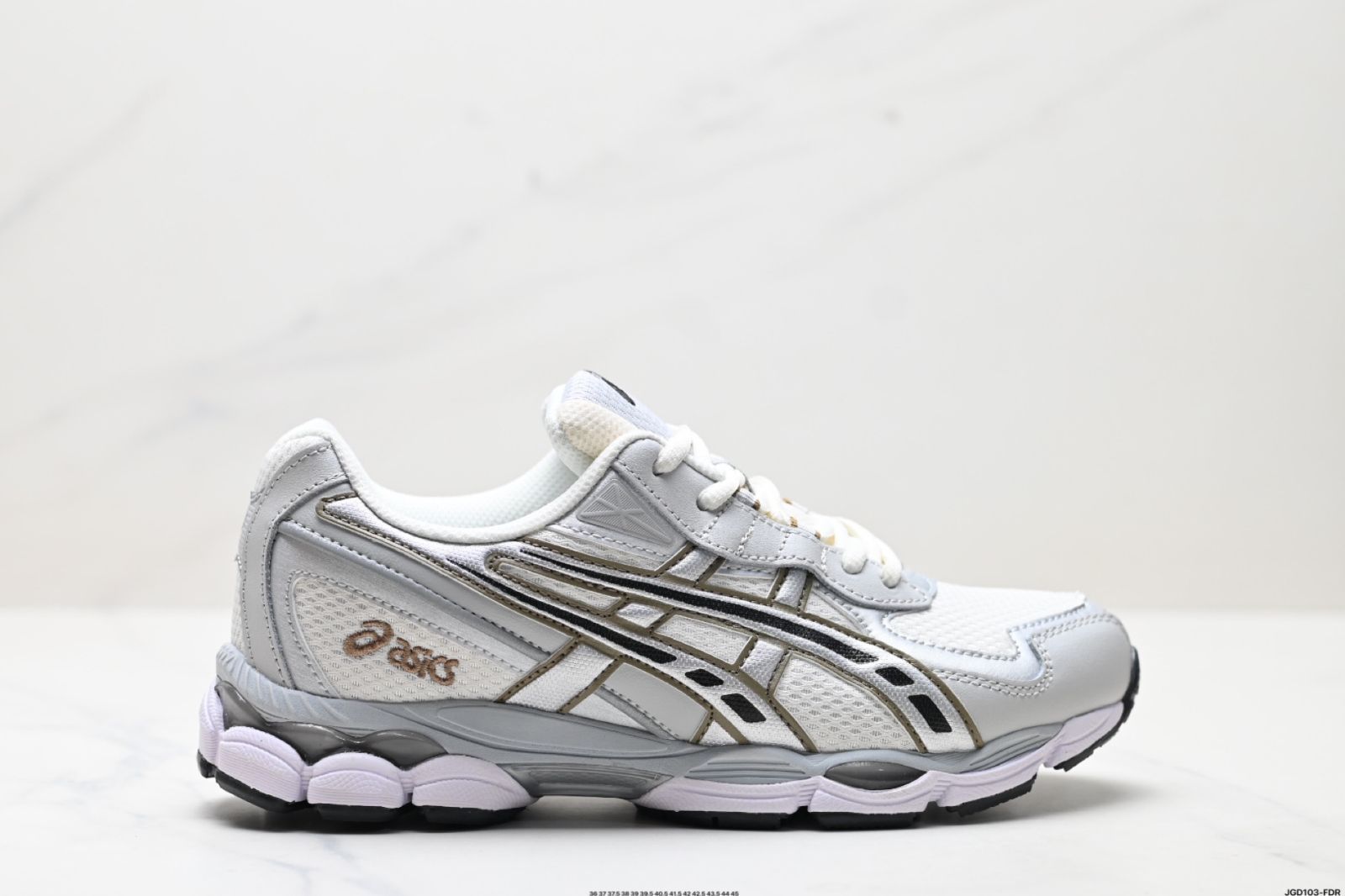 アシックス（ASICS）GEL - NYC 2055 は、通気性のあるメッシュ素材と一部の合成革素材を組み合わせた upper（鞋面）を採用しています