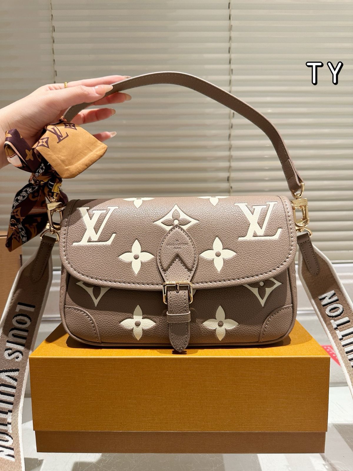 【今日特価】LV Diane ルイヴィトンダイアン 牛皮アームポーチ