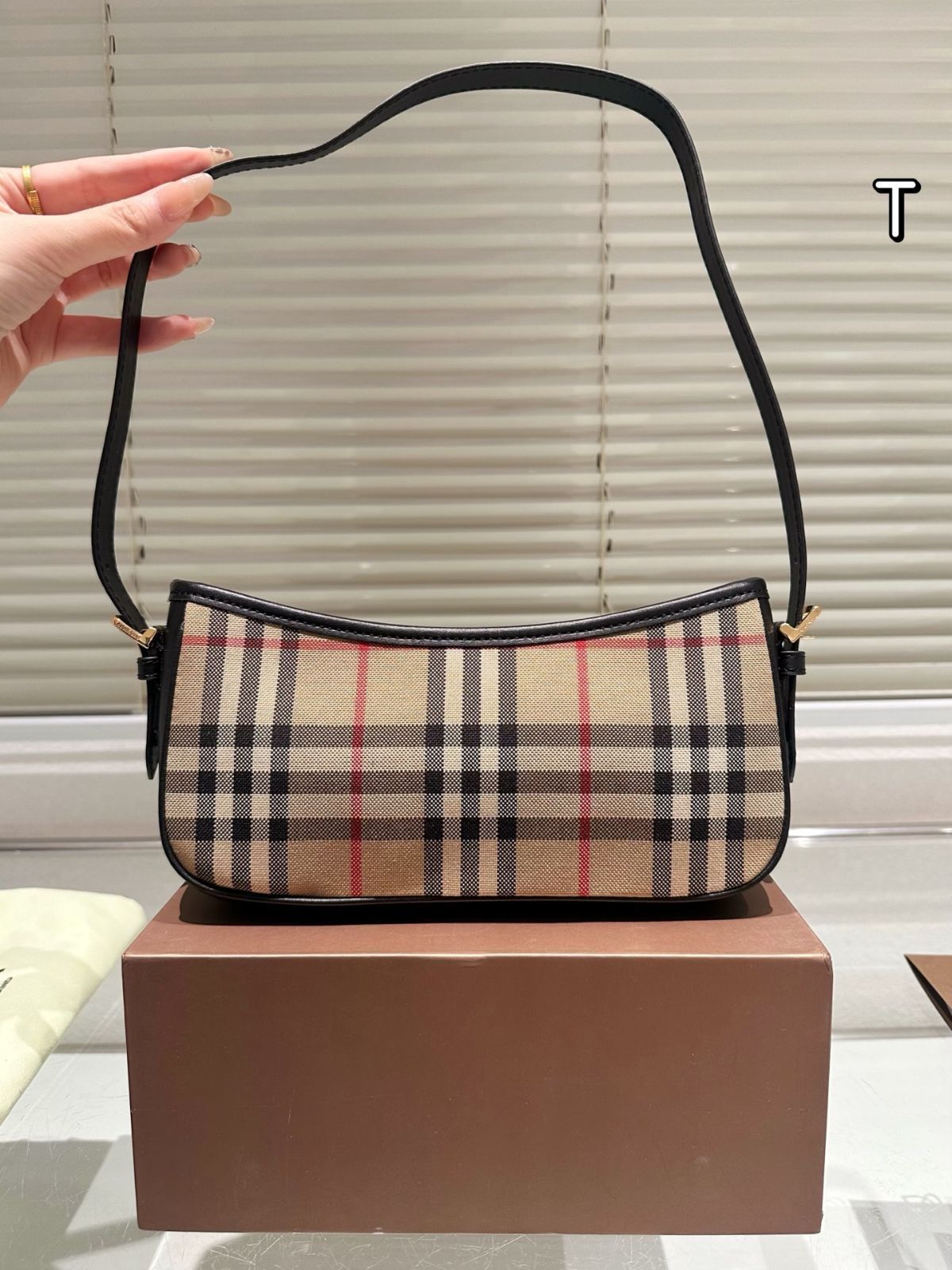 【今日特価】Burberry Fall 腋下バッグ / バーバリー フォール アームバッグ 秋の定番モデル