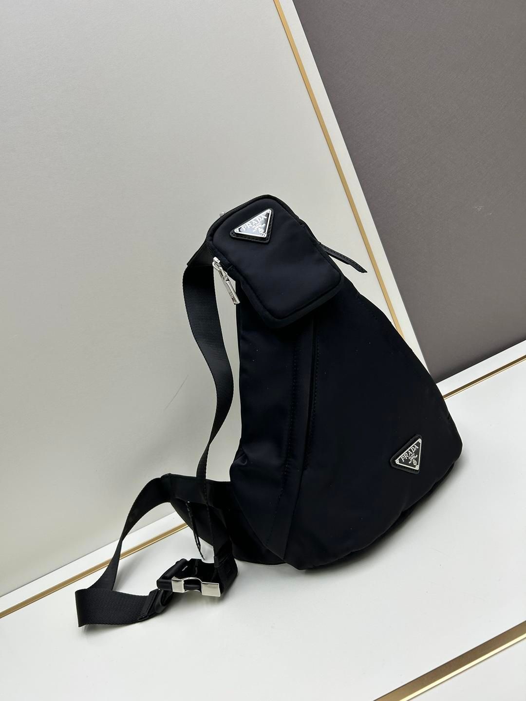 PRADA 男性用の胸ポーチ、シンプルで洗練されたデザイン｜本日限定特価｜新品未使用