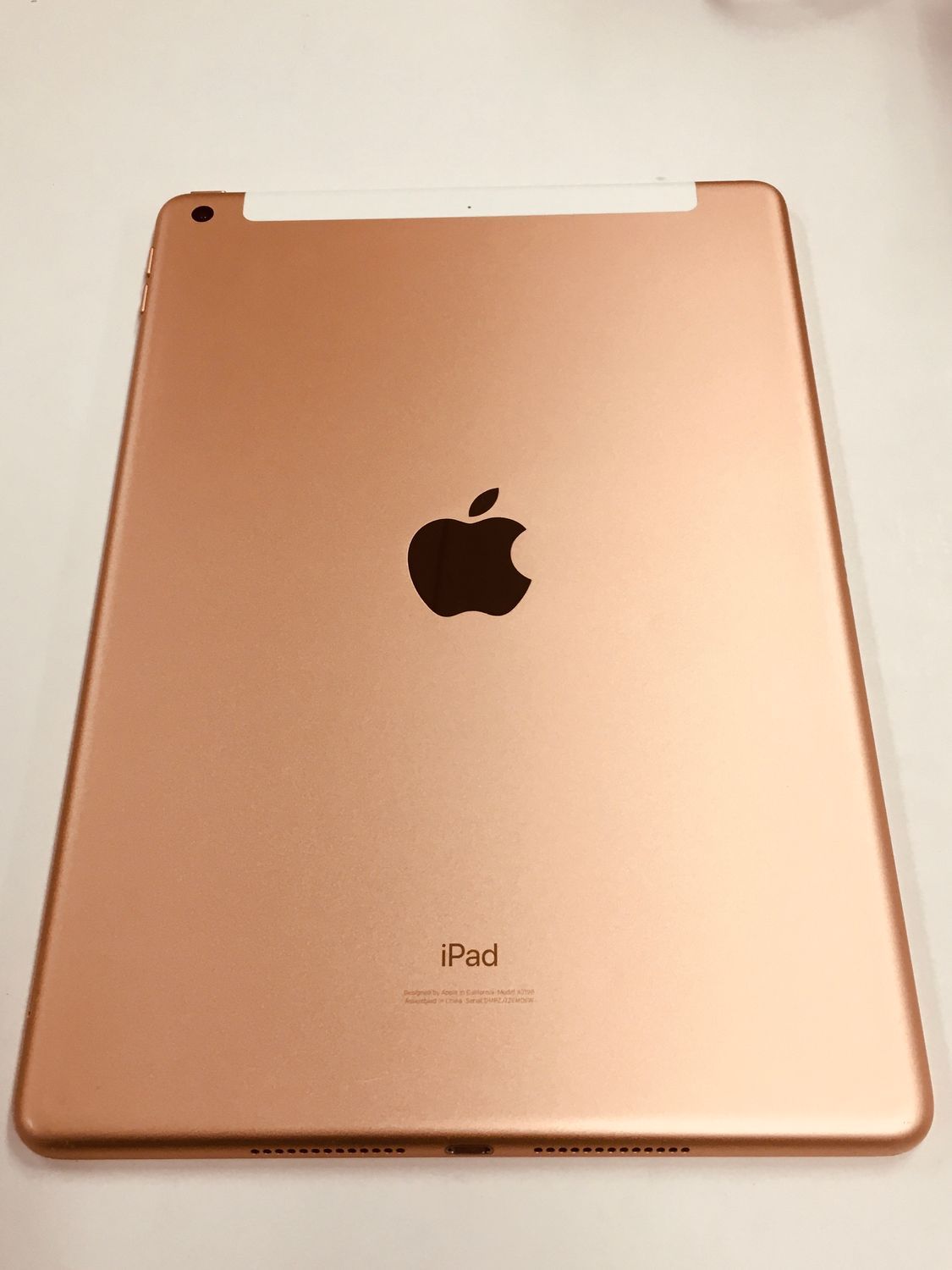 液晶美品 電池99％ Apple iPad 第7世代 SIMフリー 32GB ゴールド【動作