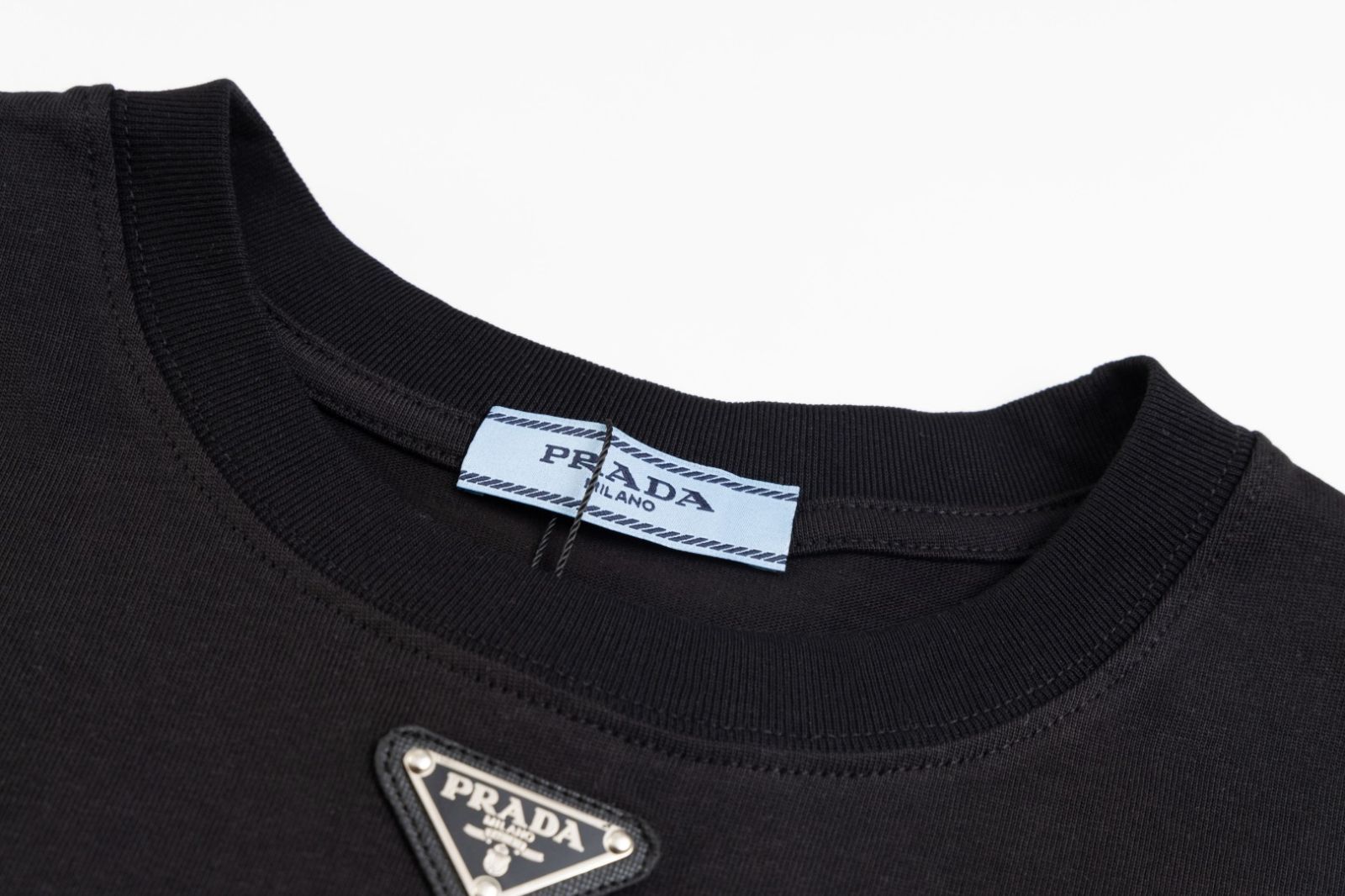 【今日特価】Prada トライアングルロゴ ミニマル T シャツ(カップル款 【今日特価】Prada トライアングルロゴ ミニマル T シャツ(カップル款