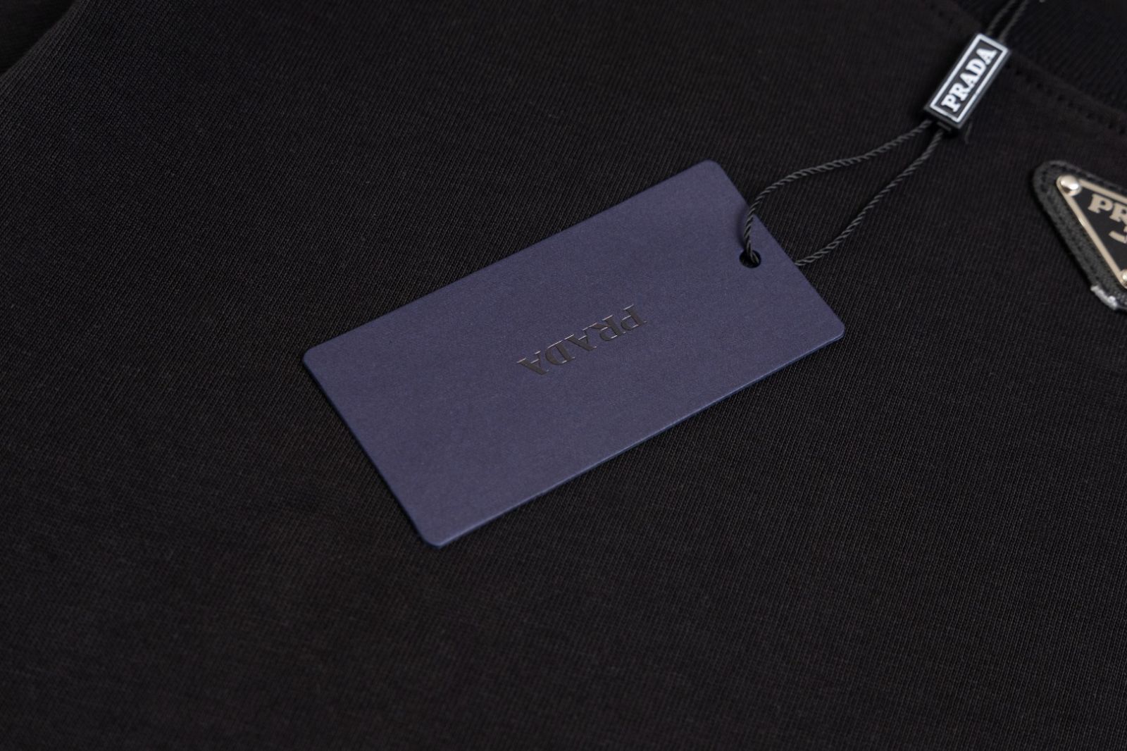 【今日特価】Prada トライアングルロゴ ミニマル T シャツ(カップル款 【今日特価】Prada トライアングルロゴ ミニマル T シャツ(カップル款