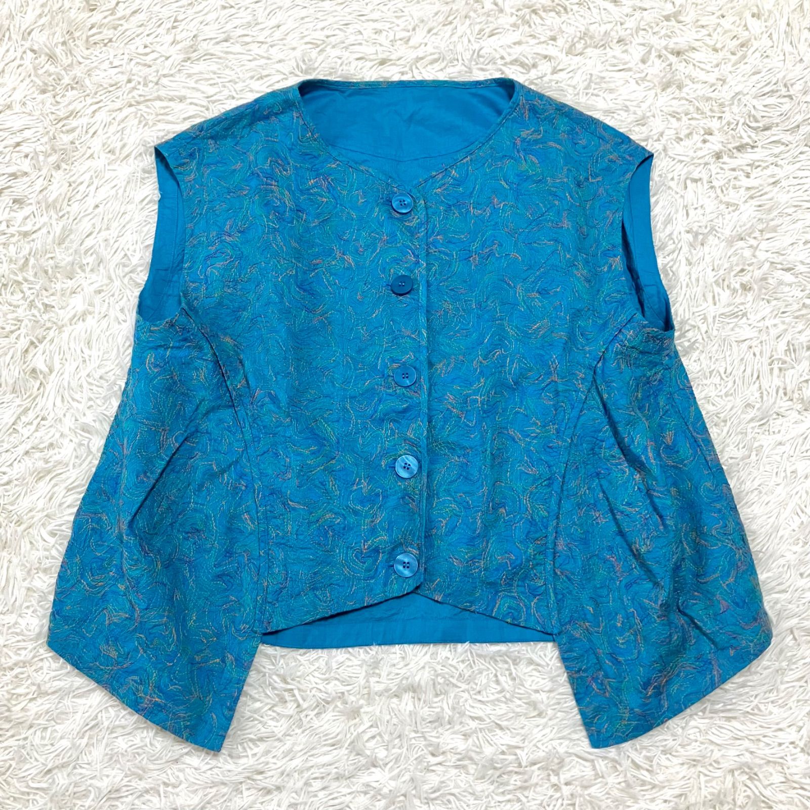 MIC design project 刺繍の総柄トップス ベスト ジレ ノースリーブシャツ 水色 カラフル 変形バルーン型 センソユニコ 38 7,040円