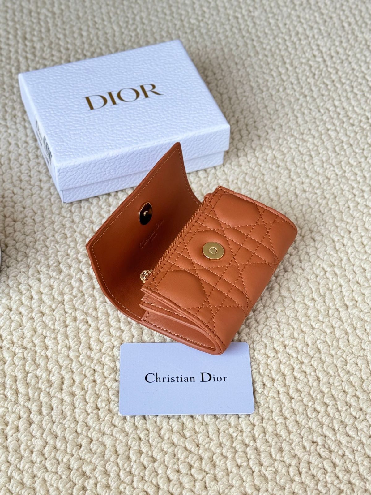 【今日特価】My Dior Glycine ウォレット, ラズベリーピンク, 藤の花モチーフ, エレガントで実用的なデザイン！[本日特価|新品未使用品]