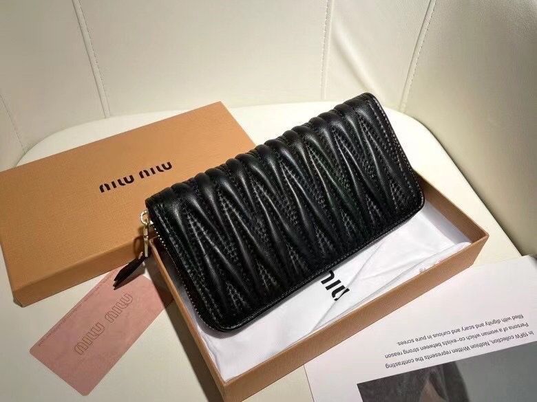 miumiuウォレット/財布、両用パスケース、カード/キーケース[本日特価|新品未使用品]