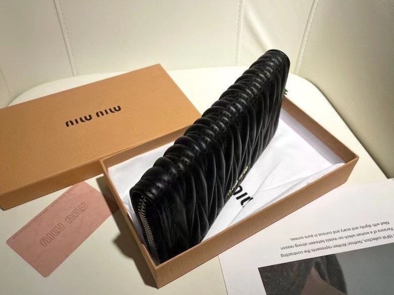miumiuウォレット/財布、両用パスケース、カード/キーケース[本日特価|新品未使用品]