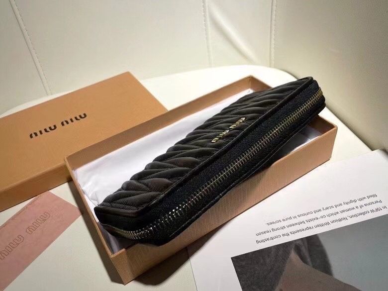 miumiuウォレット/財布、両用パスケース、カード/キーケース[本日特価|新品未使用品]