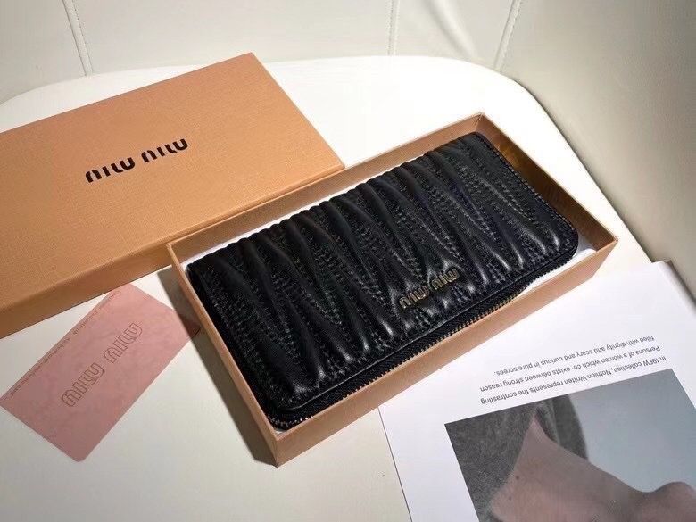 miumiuウォレット/財布、両用パスケース、カード/キーケース[本日特価|新品未使用品]