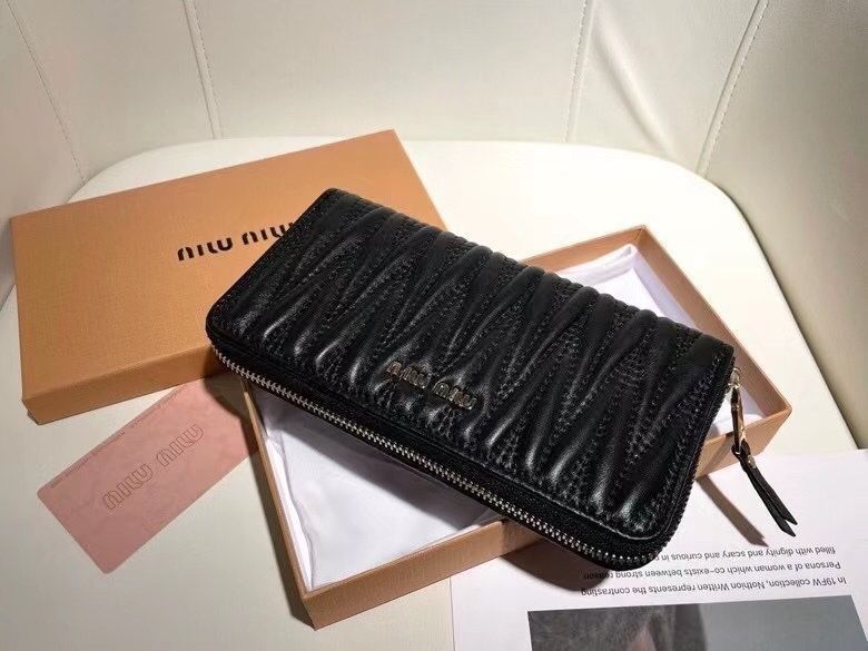 miumiuウォレット/財布、両用パスケース、カード/キーケース[本日特価|新品未使用品]