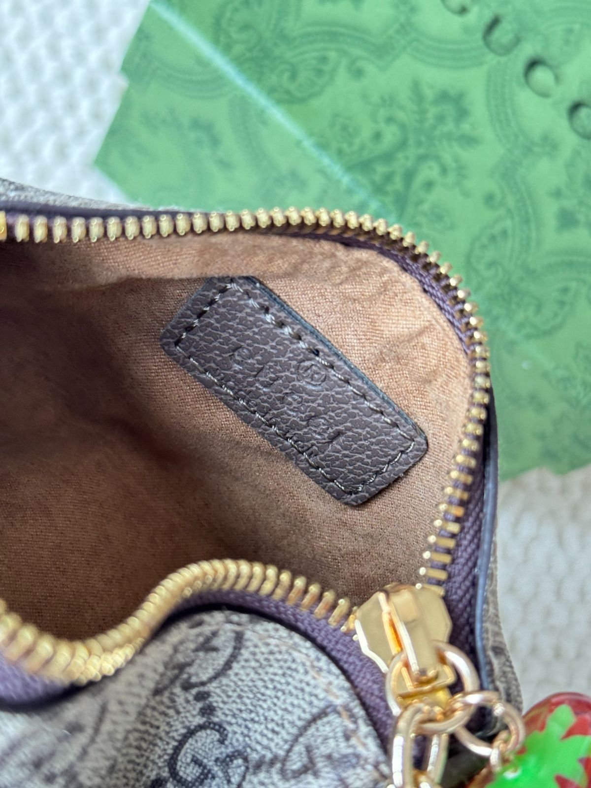 【今日特価】GUCCI 新作 レディース ベージュ/エボニー キャンバス ストロベリージップコインケース！[本日特価|新品未使用品]