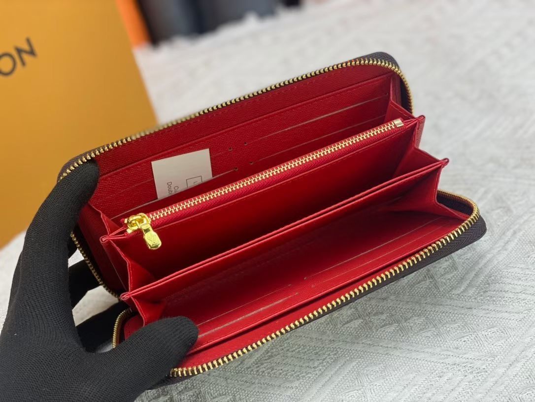 LVルイ・ヴィトン／限定ウォレット「ジビ・ウォーレット」、モノグラムキャンバスにルイ・ヴィトンのかわいいマスコット「ヴィヴィアン」のイラストをプリント[本日特価|新品未使用品]