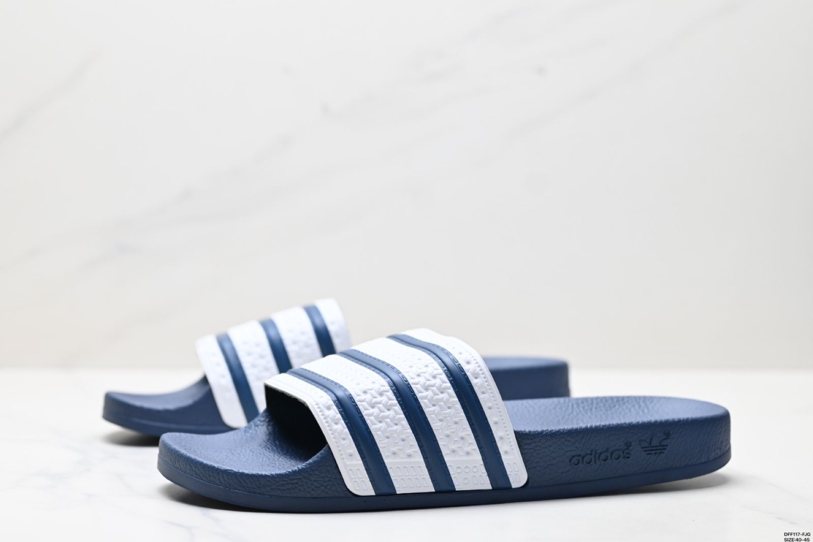 【今日特価】Adidas originals Adilette アディダス スポーツ用に設計された快適なゴム底一本紐スリッパ！
