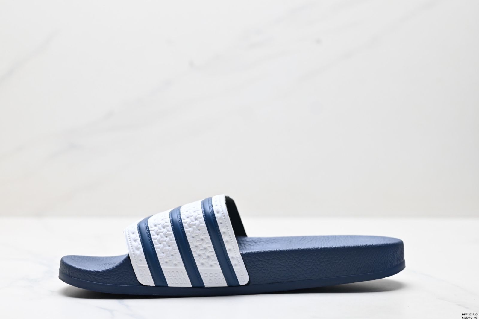【今日特価】Adidas originals Adilette アディダス スポーツ用に設計された快適なゴム底一本紐スリッパ！