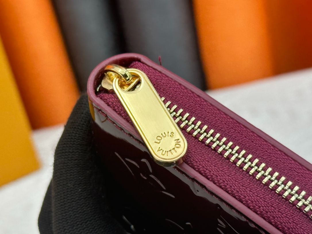 LVルイ・ヴィトン/財布/エナメル仕上げのクラシックなLVは、洗練された金色のパーツで、控えめな中に優雅な雰囲気を演出しています。滑らかな革の縁取りを持つエンボスクラフト、ファスナー小銭仕切り、3つの大きな仕切り。[本日特価|新品未使用品]