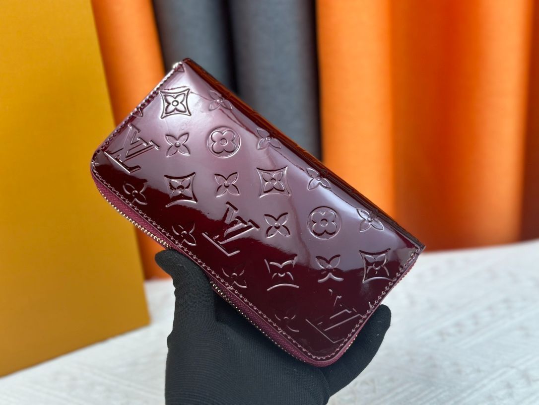 LVルイ・ヴィトン/財布/エナメル仕上げのクラシックなLVは、洗練された金色のパーツで、控えめな中に優雅な雰囲気を演出しています。滑らかな革の縁取りを持つエンボスクラフト、ファスナー小銭仕切り、3つの大きな仕切り。[本日特価|新品未使用品]