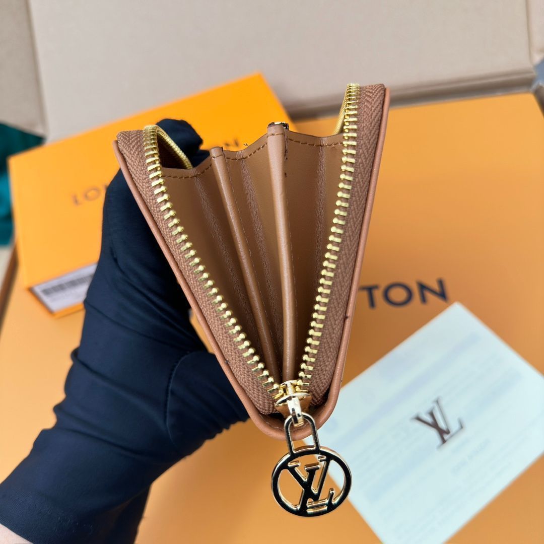 LVルイ・ヴィトン/財布はパッドMonogramエンボス模様の小羊の皮で縫製され、LV Circleロゴのリングがあしらわれた金色のファスナーが優美にデザインされ、複数の実用的な特色がある。[本日特価|新品未使用品]