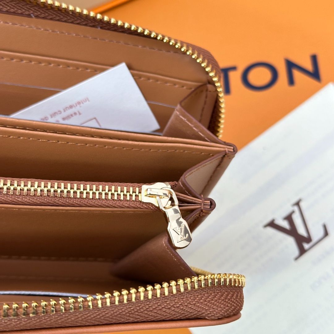 LVルイ・ヴィトン/財布はパッドMonogramエンボス模様の小羊の皮で縫製され、LV Circleロゴのリングがあしらわれた金色のファスナーが優美にデザインされ、複数の実用的な特色がある。[本日特価|新品未使用品]