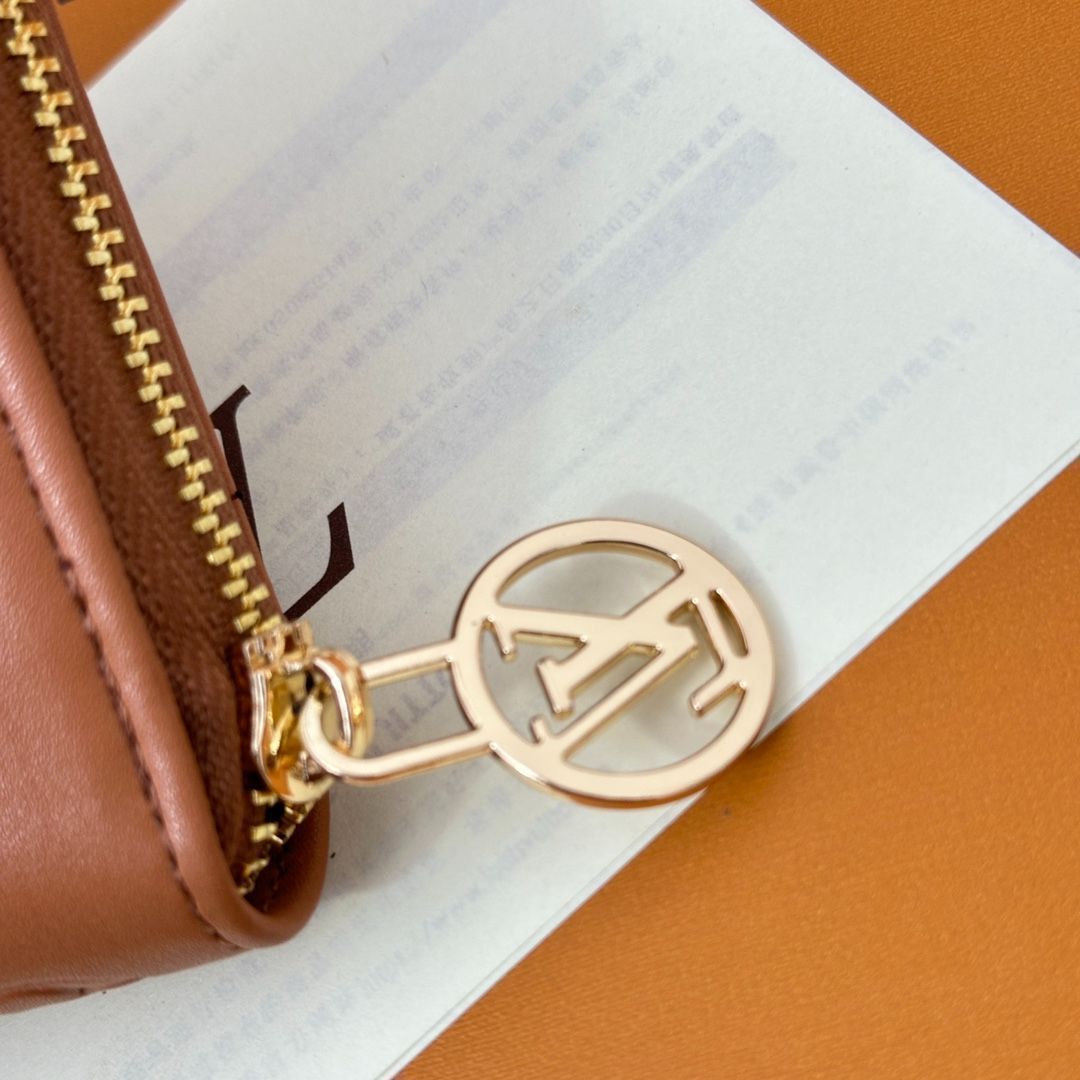 LVルイ・ヴィトン/財布はパッドMonogramエンボス模様の小羊の皮で縫製され、LV Circleロゴのリングがあしらわれた金色のファスナーが優美にデザインされ、複数の実用的な特色がある。[本日特価|新品未使用品]