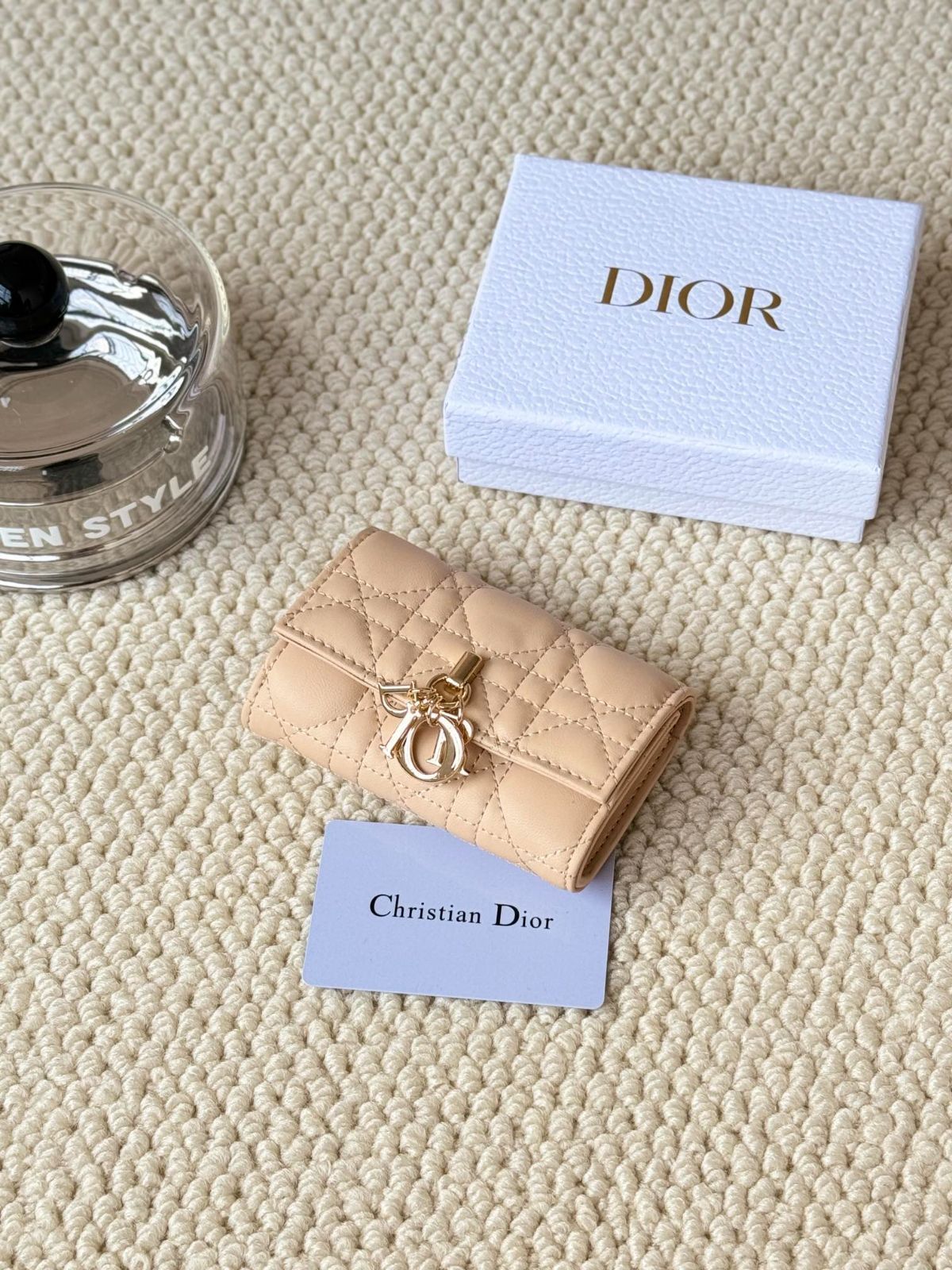 【今日特価】My Dior Glycine ウォレット, ラズベリーピンク, 藤の花モチーフ, エレガントで実用的なデザイン！[本日特価|新品未使用品]