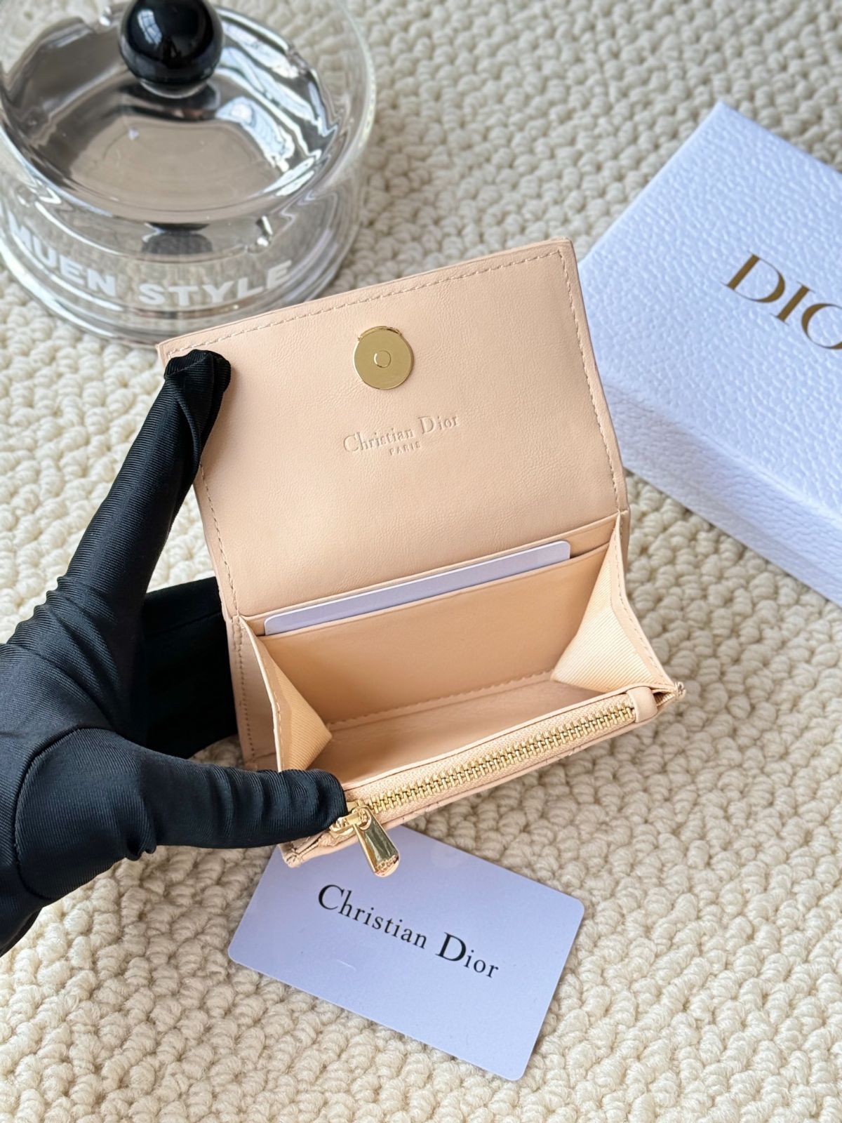 【今日特価】My Dior Glycine ウォレット, ラズベリーピンク, 藤の花モチーフ, エレガントで実用的なデザイン！[本日特価|新品未使用品]