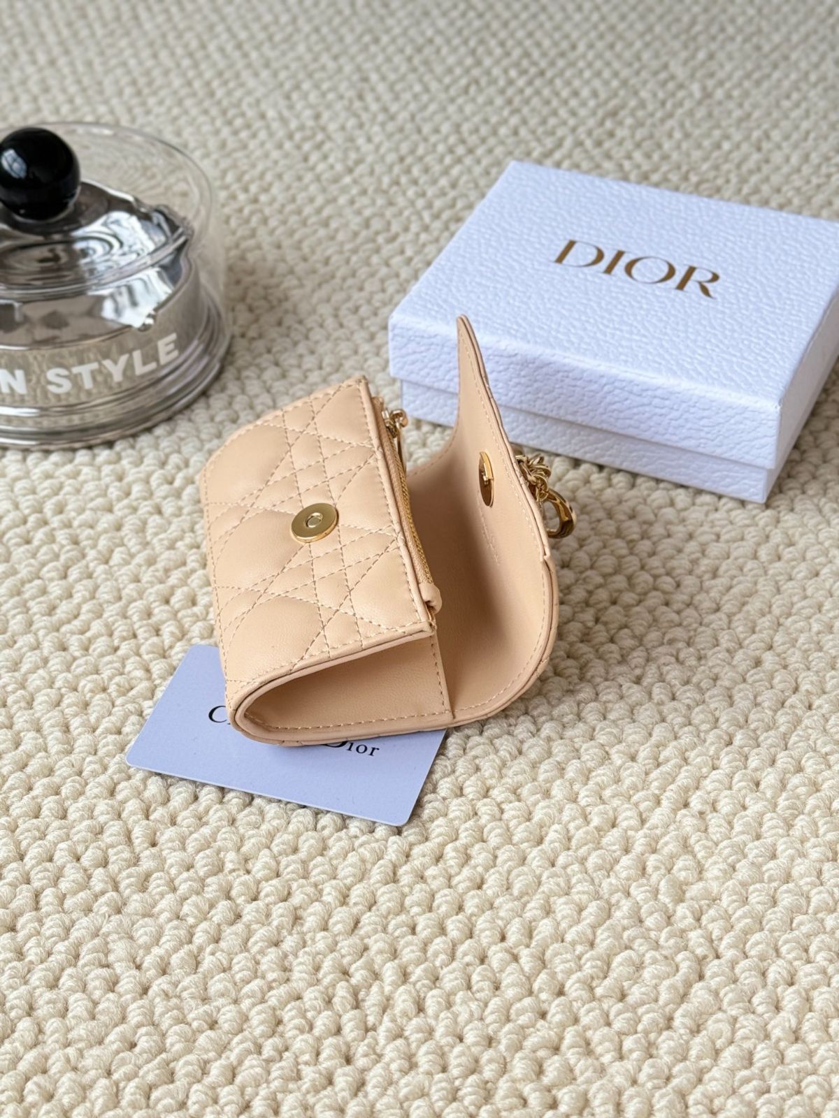 【今日特価】My Dior Glycine ウォレット, ラズベリーピンク, 藤の花モチーフ, エレガントで実用的なデザイン！[本日特価|新品未使用品]